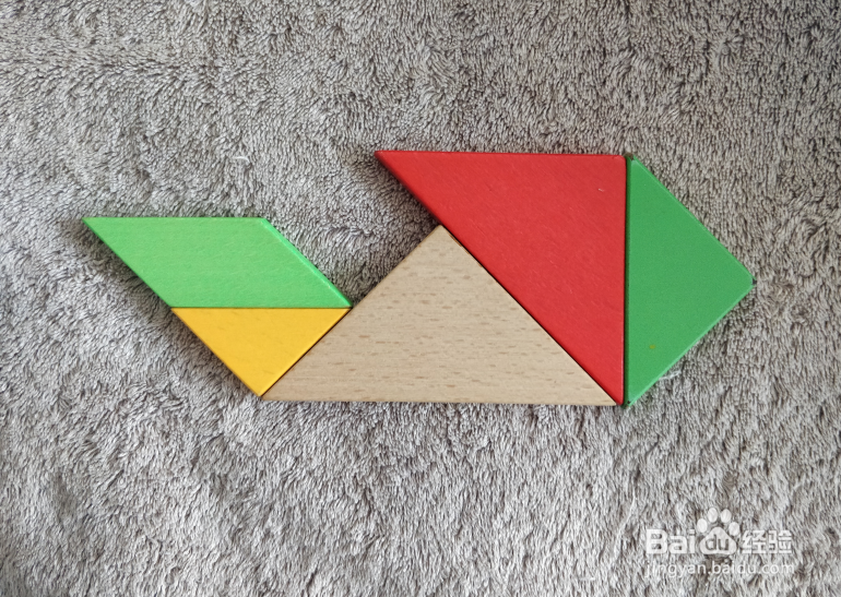 驾驶摩托艇的小哥哥用七巧板怎么拼