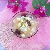 如何制作美味的银耳莲子甜汤