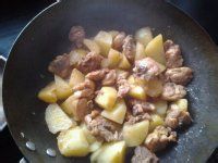 鸡腿肉焖土豆的做法