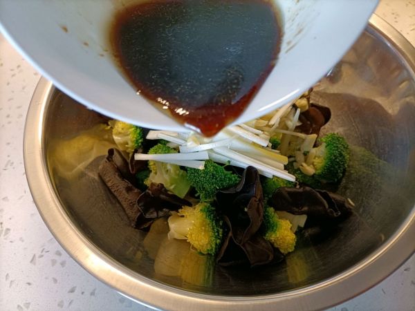 炝拌西兰花木耳