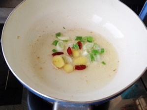 鸡酥栗糯汁浓味香——【红枣焖栗子鸡】