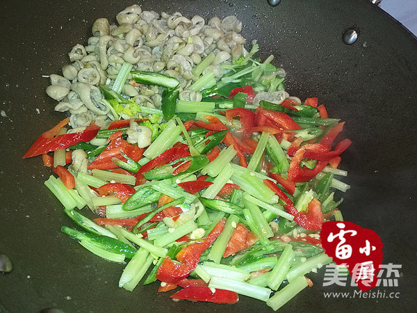 青椒芹菜爆大肠