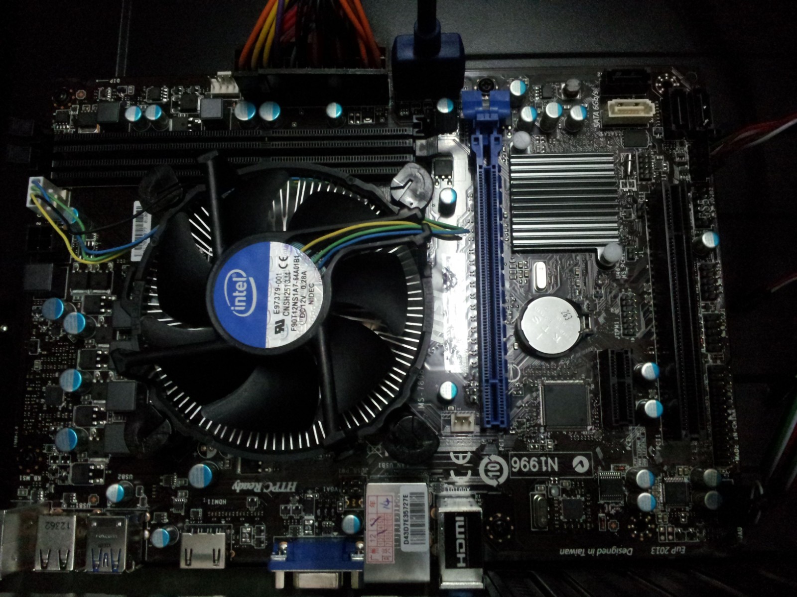 电脑正常关机之后，机箱里面的灯还亮着，这是什么情况