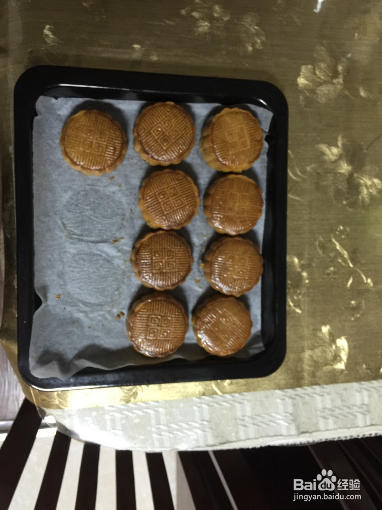 莲蓉蛋黄月饼的做法