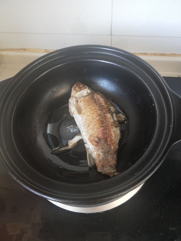 鲫鱼豆腐辣酱汤