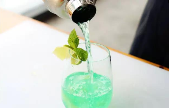 鸡尾酒怎么调，要呈蓝色的
