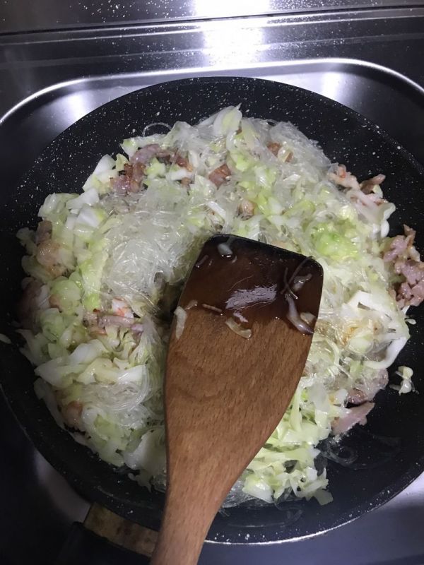 鲜虾火腿圆白菜炒粉丝