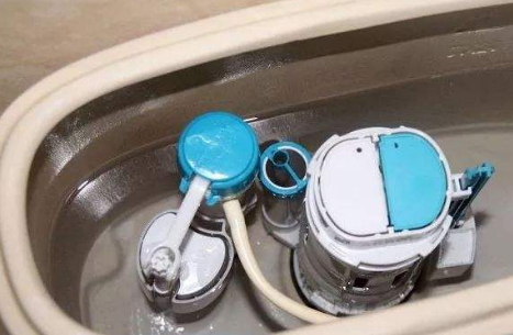 侧所水箱上满水以后水从便池里漏水是怎么回事