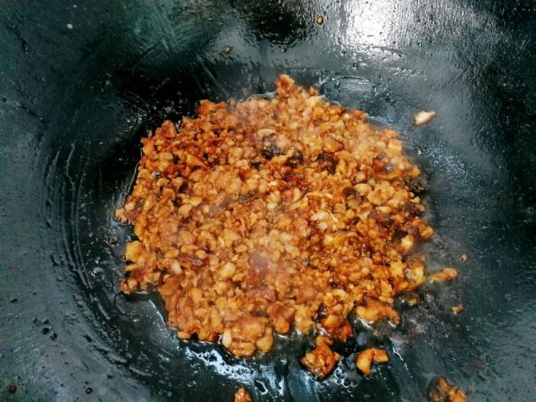 来一碗香菇肉酱拌面吧