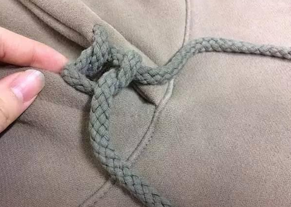 卫衣绳子太长怎样收短