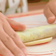 制作肉馅蛋黄派
