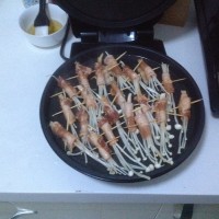 煎五花肉卷金针菇