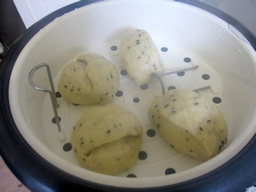 开花的奶香芝麻馒头