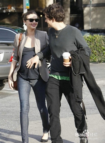 想穿牛仔裤上街该如何搭配呢?