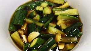 养生食补清香可口腌黄瓜的做法