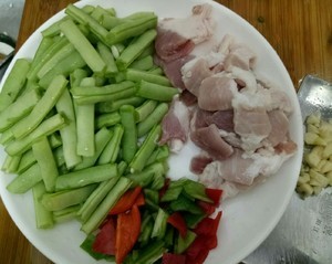 制作美味的四季豆炒肉