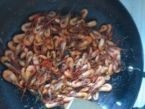 油爆小河虾的美味做法