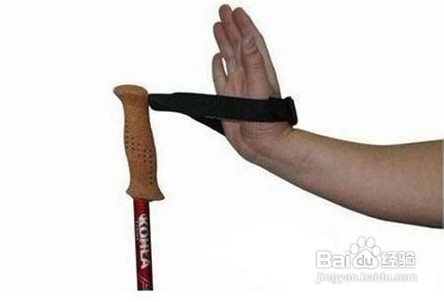 登山杖应该怎么拿，登山杖握法介绍