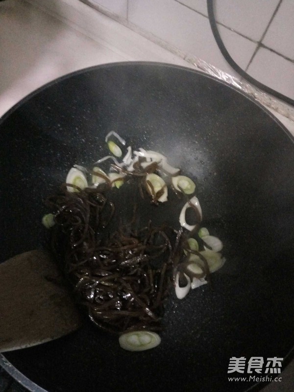 咸菜炒鸡蛋的做法