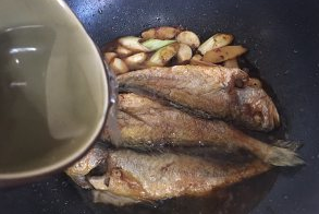 怎样做出堪比外卖的红烧黄花鱼步骤