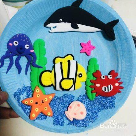 然后再捏一个海星星和小丑鱼,小丑鱼是用三种颜色的粘土做成的,猾色