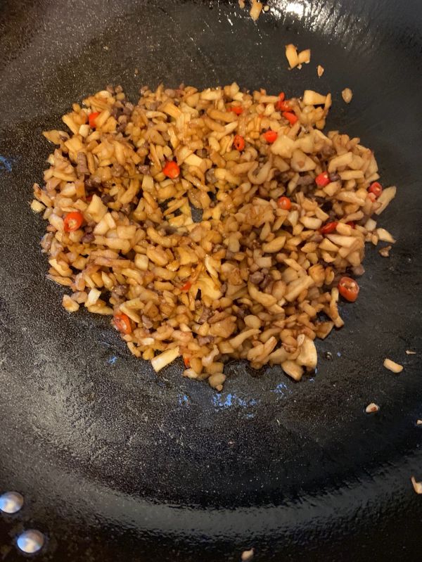 萝卜干炒牛肉丁