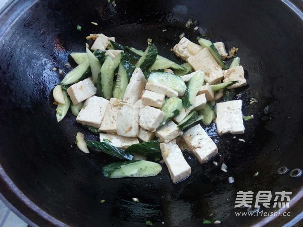 蚝油豆腐炒木耳黄瓜