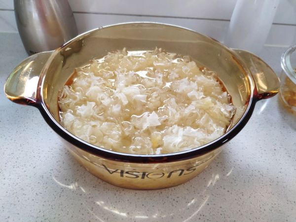 桃胶银耳雪梨羹