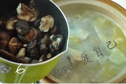 每日美食-香菇炖鸡汤的做法