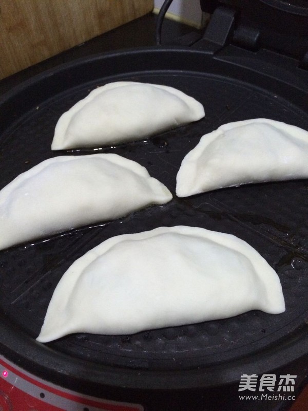 韭菜鸡蛋扇贝丁馅饼