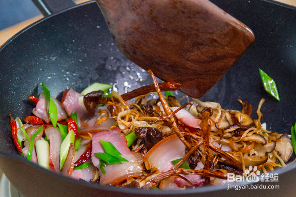 厨爸教你做腊肉杂菇煲
