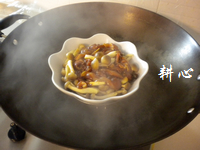 蟹味菇云耳蒸鸡腿肉