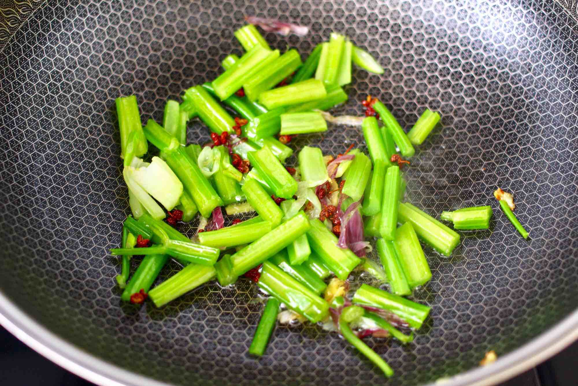 干锅脆鱼的做法