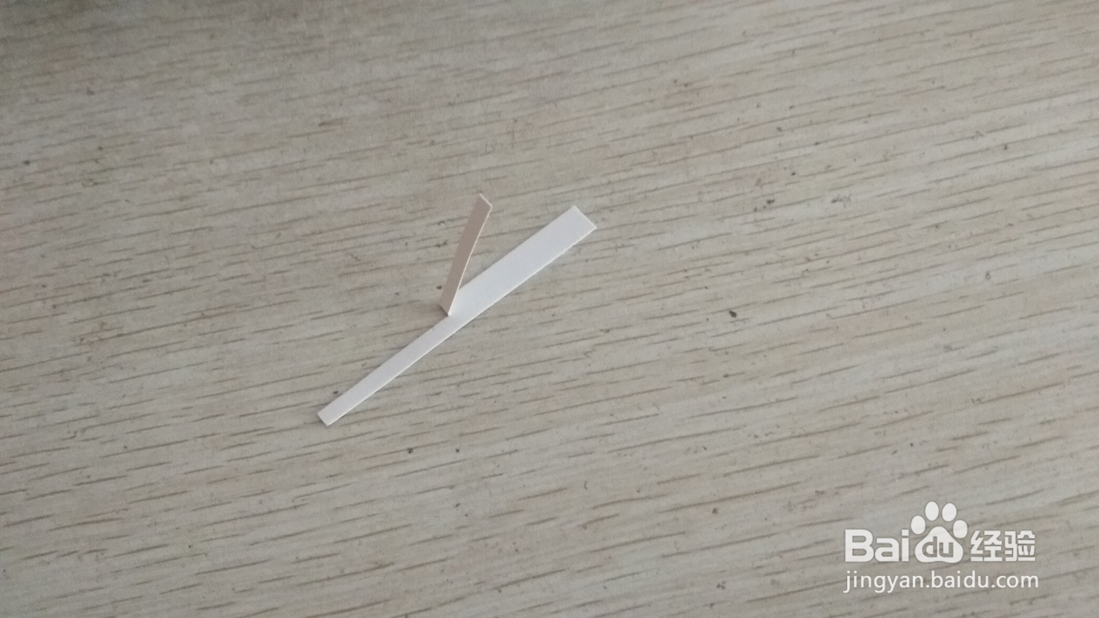 如何用一小块硬卡纸做两支中性笔的简易支架