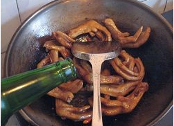 美食辣小鸭中麻辣鸭掌的制作方法