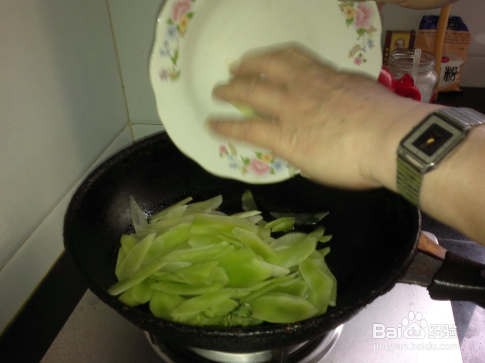 开春应季菜清炒莴笋片的做法