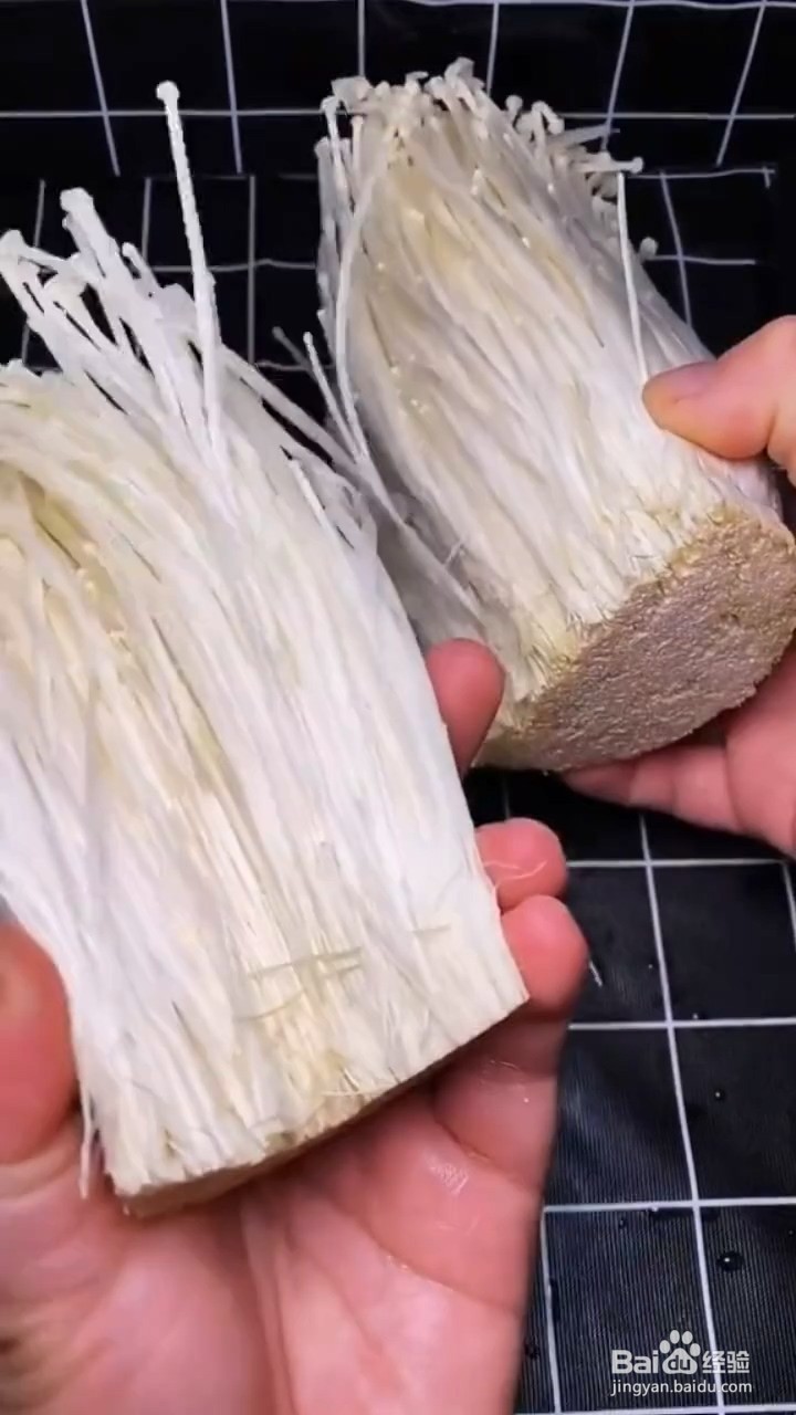 如何自制美味好吃的青椒包金针菇