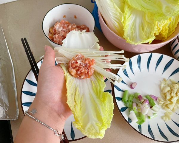 蒜蓉娃娃菜金针菇肉卷