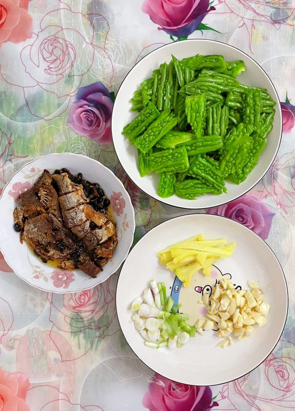 豆豉鲮鱼炒苦瓜