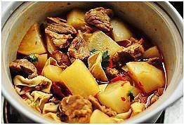 红油萝卜炖牛腩的特色做法