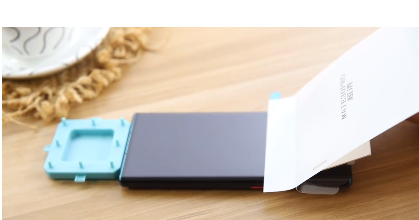 手机背膜怎么贴