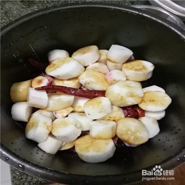 牛排骨炖萝卜的做法。