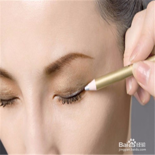 化妆的时候怎么给自己画眼线