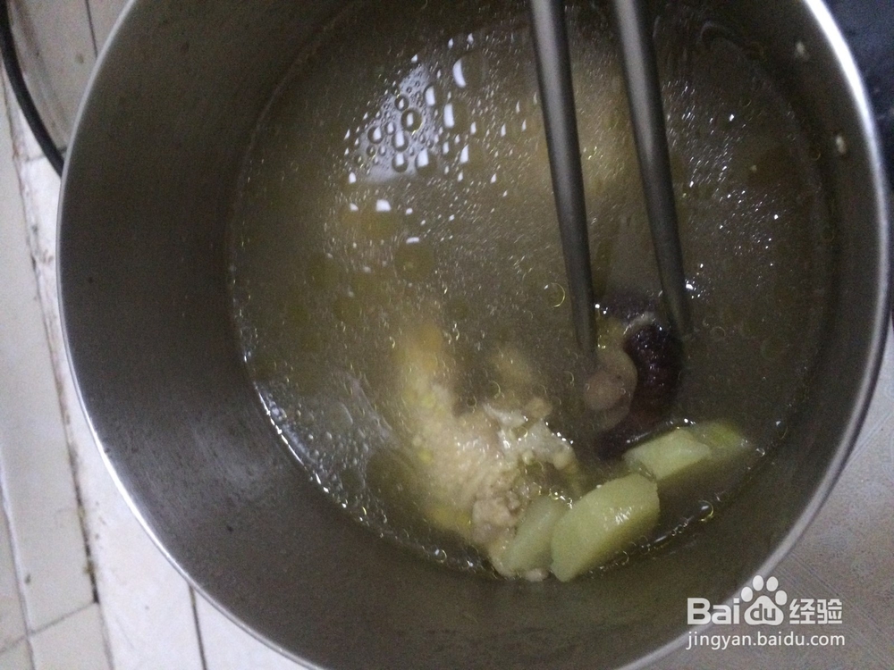 怎么做香菇鸡腿土豆汤?