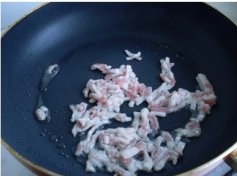 蒜薹肉丝荞麦面
