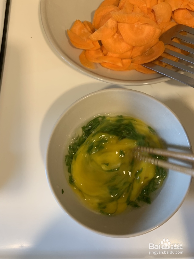 一个人做快手胡萝卜木耳炒蛋