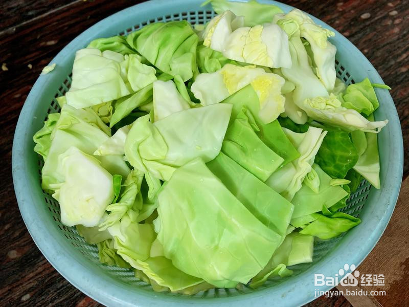 五花肉炒包菜的做法