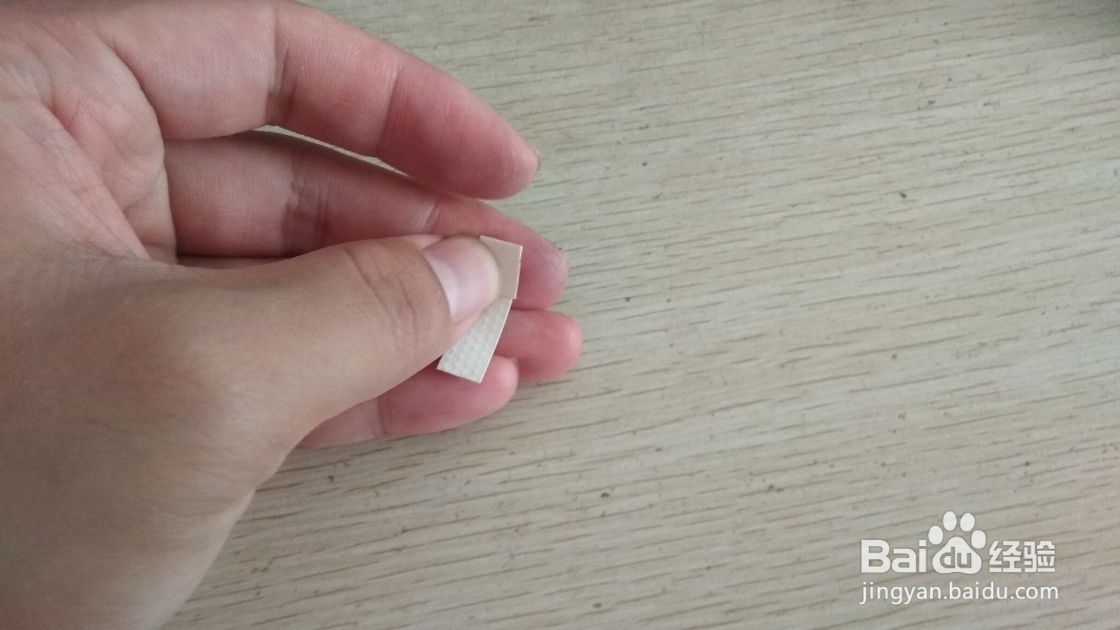 如何用两块小长方形水彩画纸做简易的手机支架