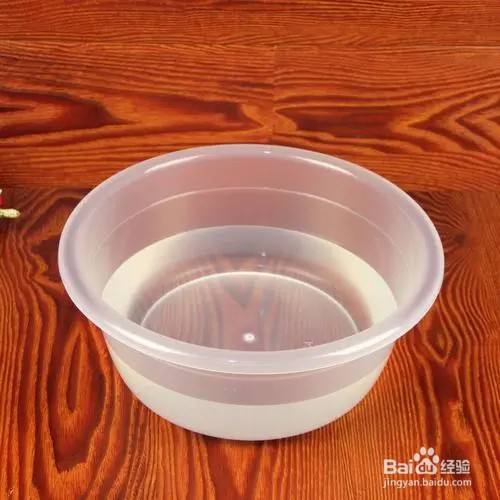 水泡 将网鞋放入水盆中,让水可以将鞋子全部浸润湿后,撒上洗衣粉,对