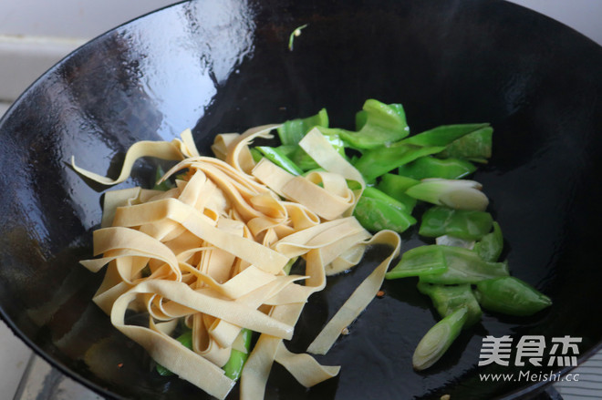 尖椒干豆腐的做法